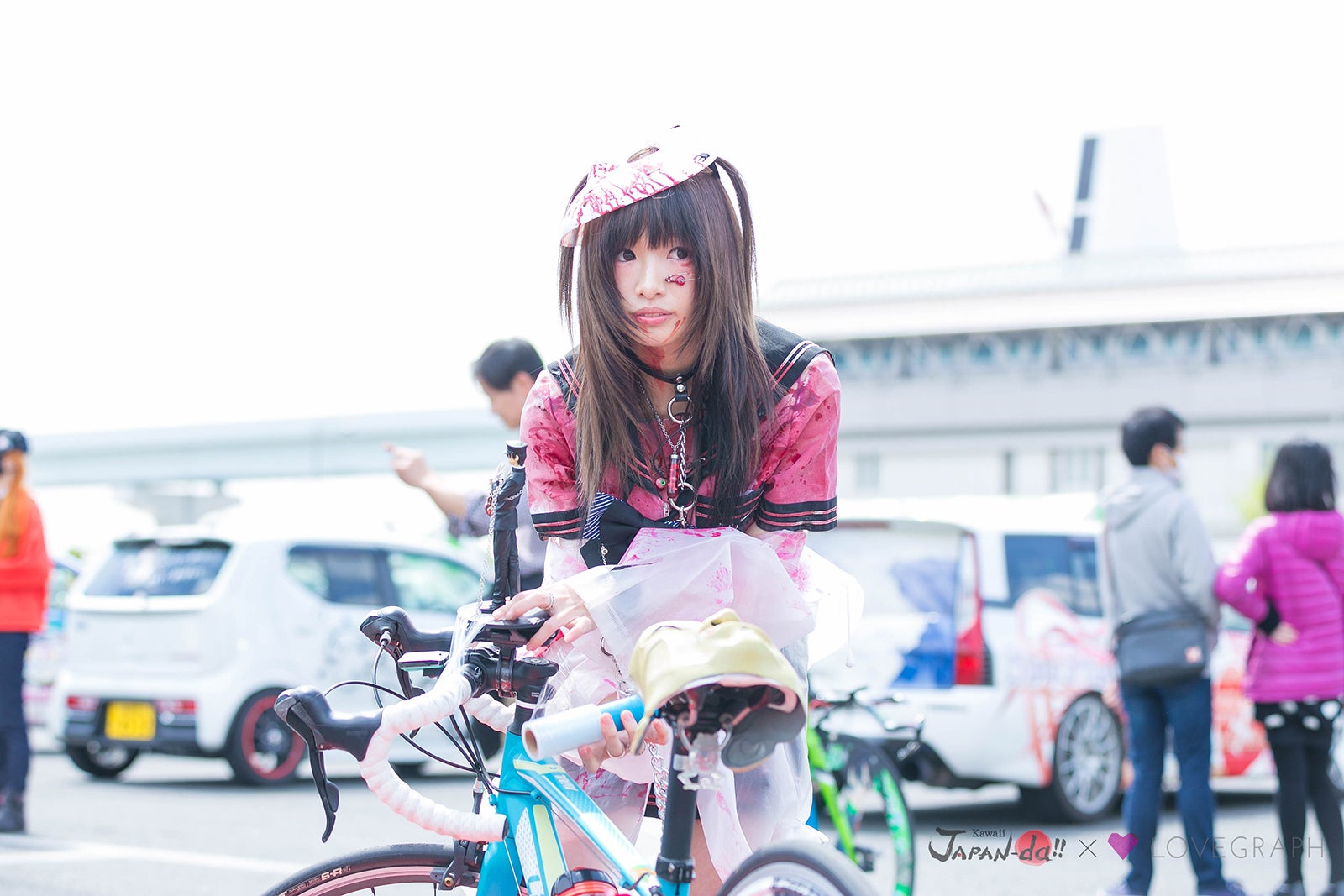 椎名ひかり、“痛車”集結のイベントに潜入　コンテストにエントリーも