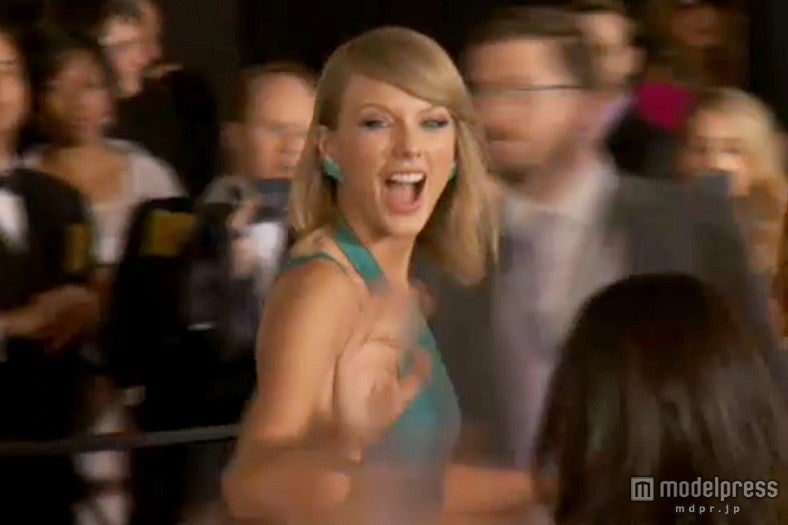 日本のカメラに向かって手を振るテイラー・スウィフト／画像提供：WOWOW