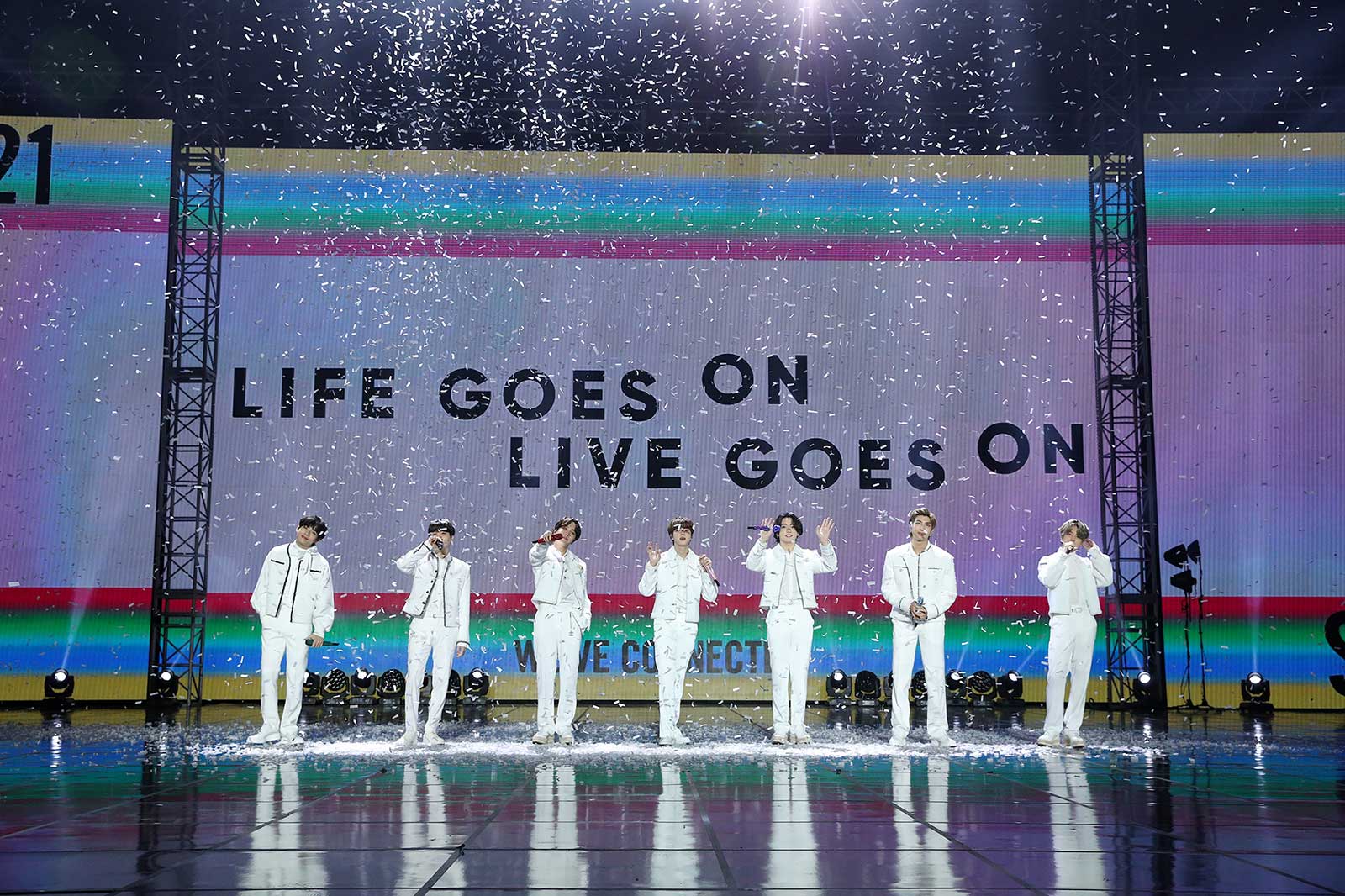 BTS「2021 NEW YEAR’S EVE LIVE」より（提供写真）