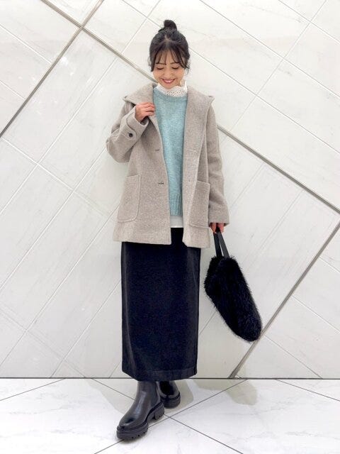 ミントカラーニット×黒スカート 2025冬大人女子おすすめミントカラーニット×黒スカート