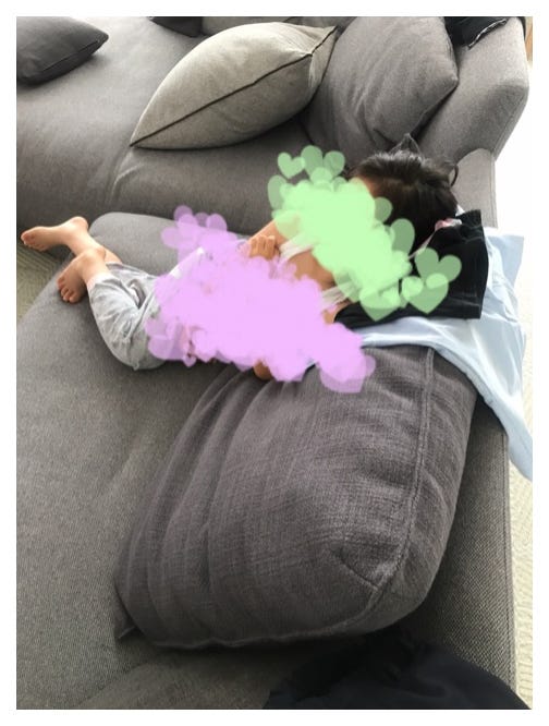 ソファに座る麗禾ちゃん/市川海老蔵オフィシャルブログ(Ameba)より