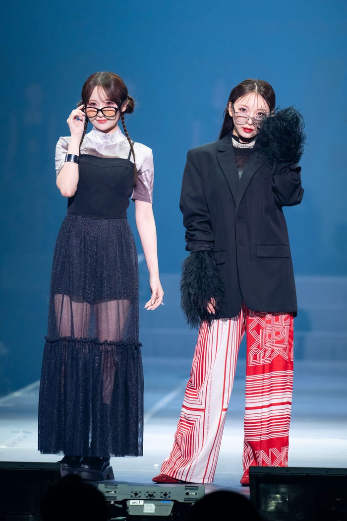 小川奈々子、塩川莉世(C)ASOBISYSTEM