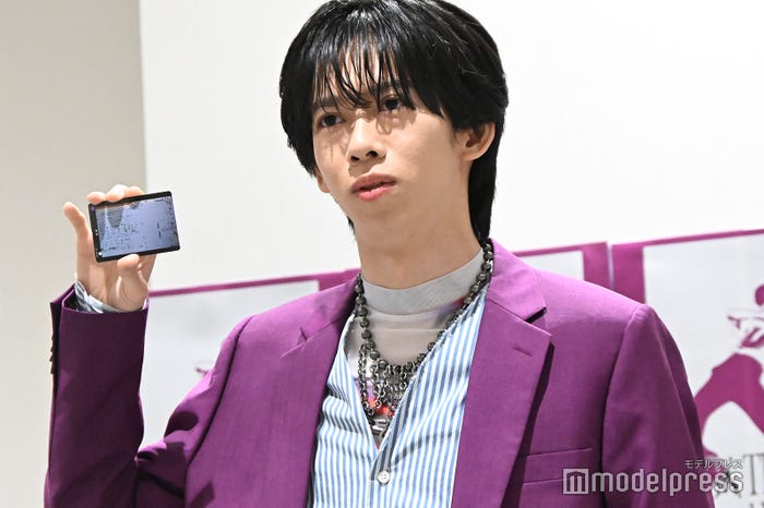 携帯代6500万円の請求書トレカを持つリョウガ(C)モデルプレス