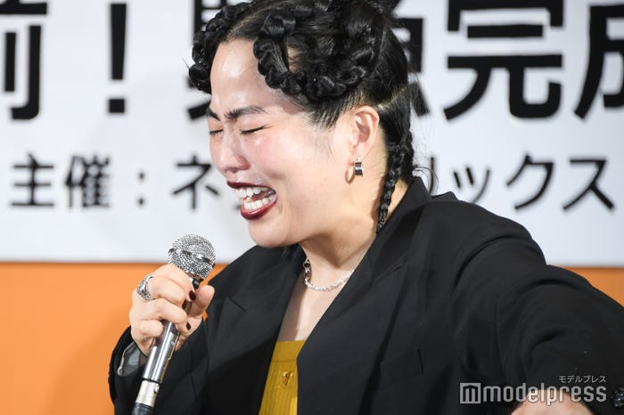 涙を流すゆりやんレトリィバァ(C)モデルプレス