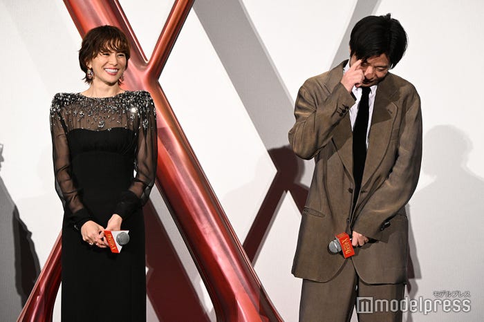 キャスト陣の回答が自分より真面目なので首を傾げる田中圭(C)モデルプレス