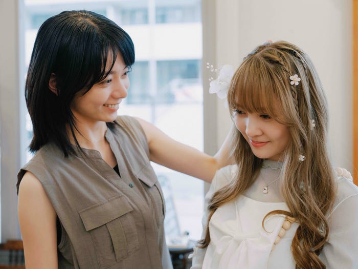 森カンナ、加藤史帆(C)「彩香ちゃんは弘子先輩に恋してる」製作委員会・MBS/第4話より