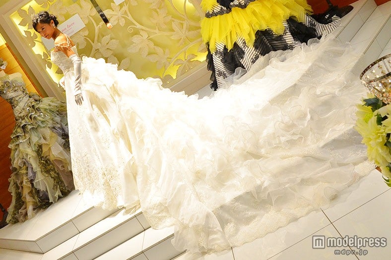 ロングトレーンが美しい純白ウェディングドレスで登場した小島瑠璃子