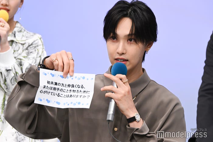 箱からファンからの質問を選んだ堀夏喜(C)モデルプレス