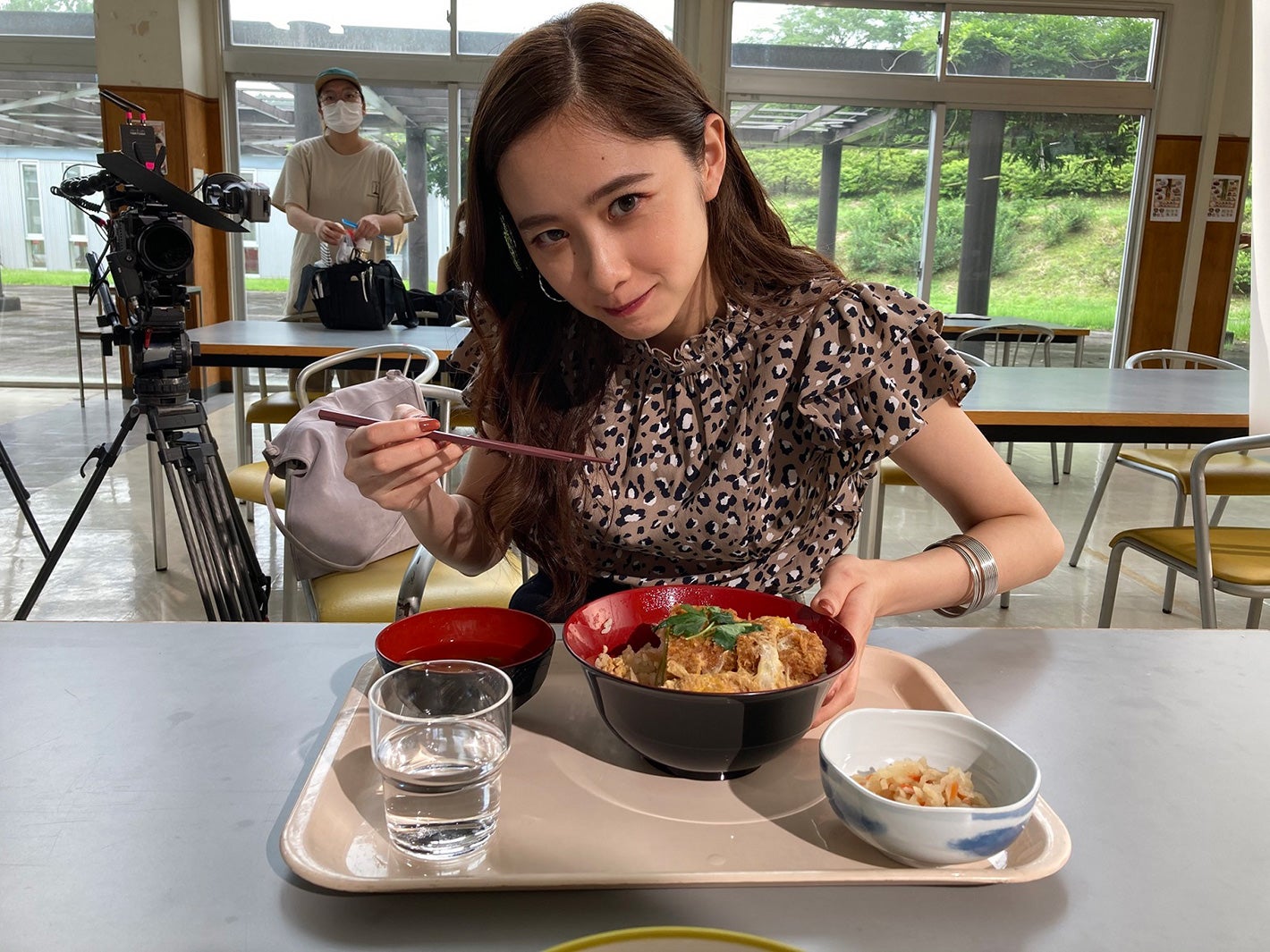 堀田真由／オフショット（C）2021『ライアー×ライアー』製作委員会（C）金田一蓮十郎／講談社