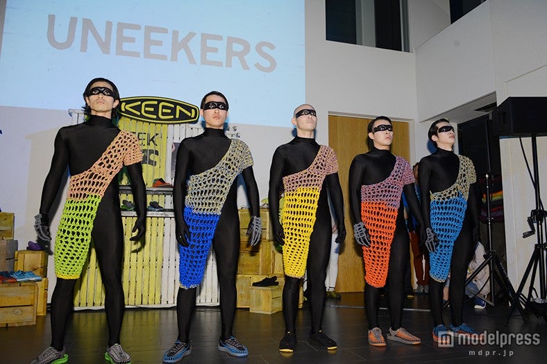 “紐”を用いたオリジナル衣装とスニーカーを履きこなした「UNEEKERS」