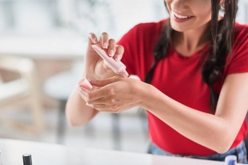 化粧水で保湿する女性