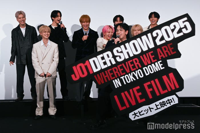 暴れ回る豆原一成、マンネの暴走に特大の笑顔を見せる兄たち(C)モデルプレス