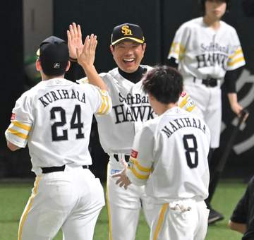 ソフトバンク・小久保監督 敗戦目前の9回2死から勝負手に「2アウトになったらイヒネをいこうと思っていた。よく帰ってきた」かすれた声で興奮隠せず