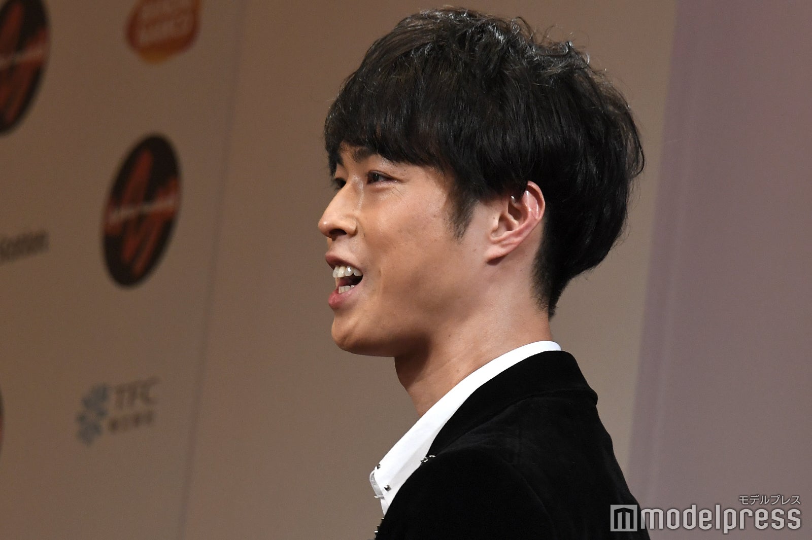 大きな声で報道陣に挨拶をするYORI （C）モデルプレス