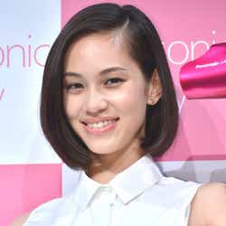 モデルプレス - 水原希子、ミニワンピで美脚披露 心の支えを明かす
