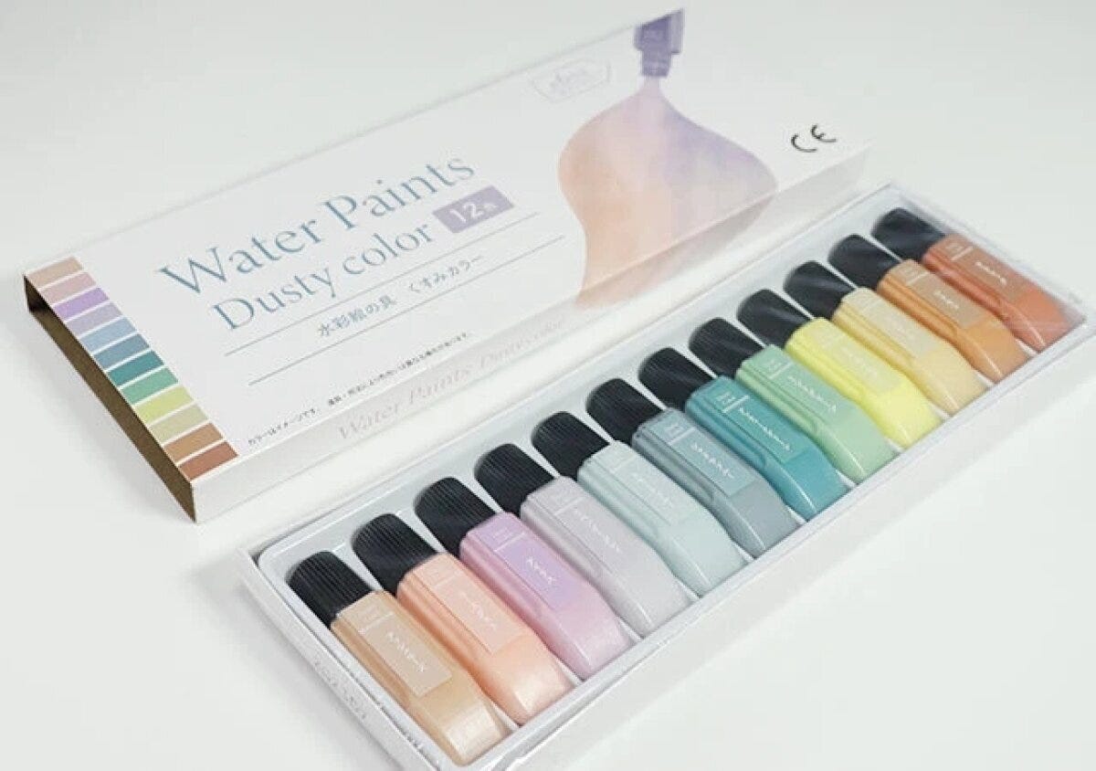 ダイソーのくすみカラー水彩絵の具12色チューブが箱に並んでいる ダイソーのくすみカラー水彩絵の具12色チューブが箱に並んでいる