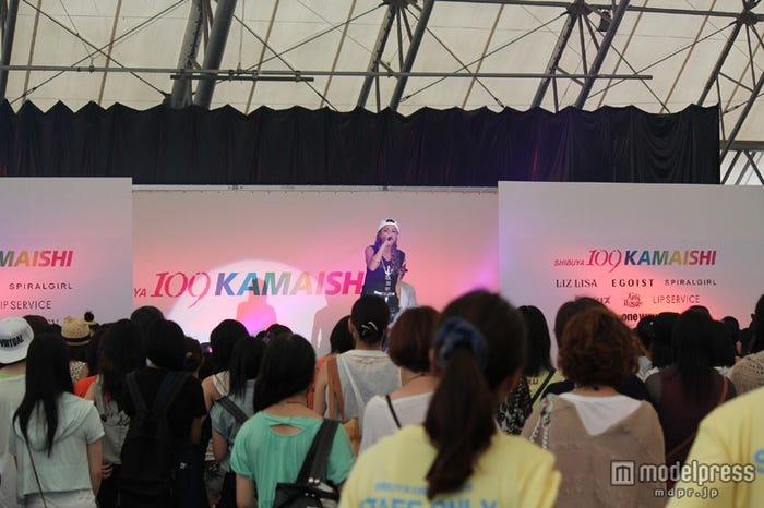 「SHIBUYA109 KAMAISHI」にて「HERO」など3曲を熱唱したJASMINE