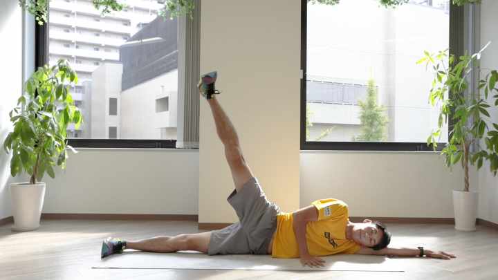 横向きになり、片足を上げる