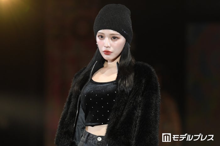 せいせい、ショート丈トップスで美ウエスト際立つ ヘルシー肌見せで魅了【札幌コレクション 2024 A／W】