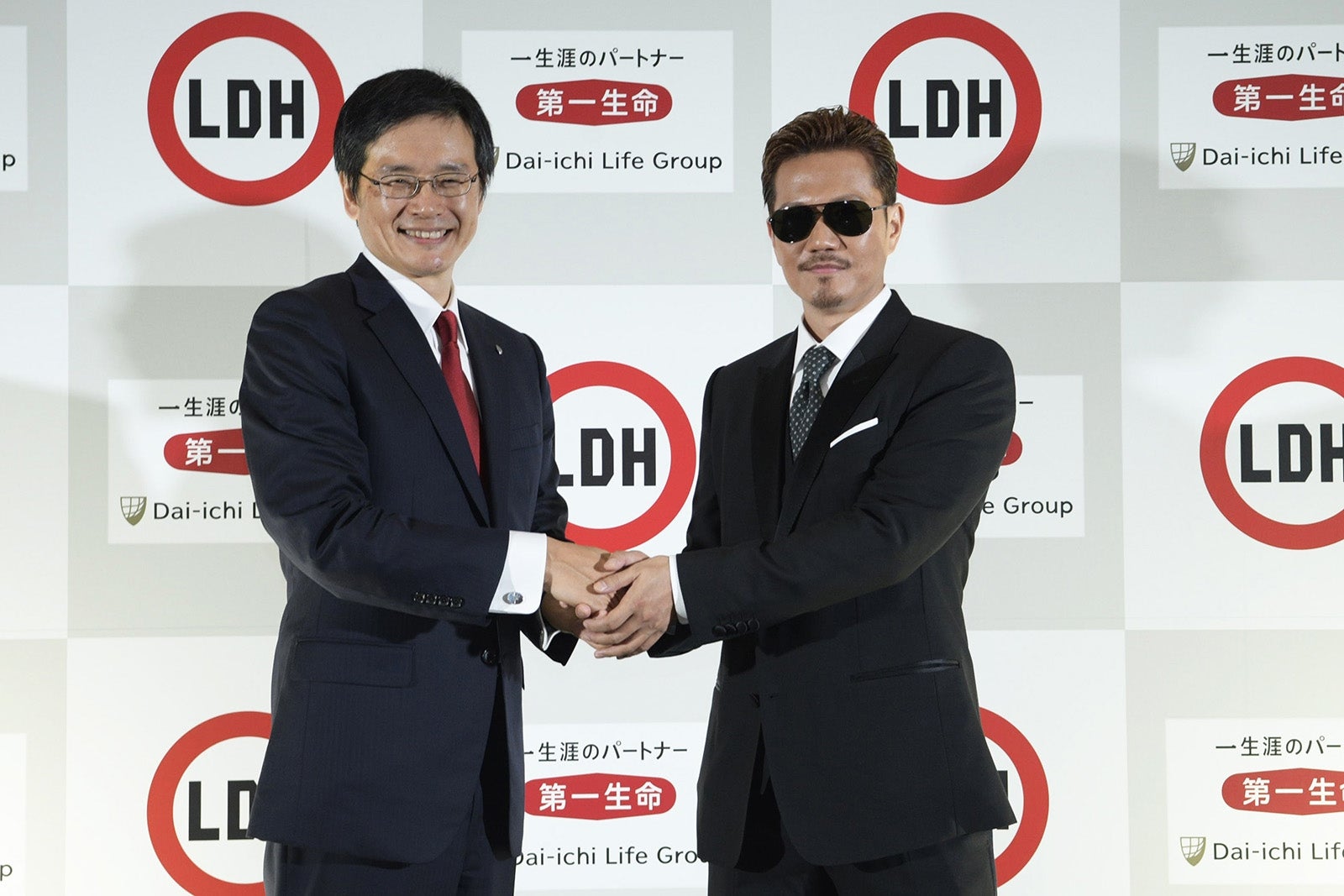 EXILE ATSUSHI（右）（写真提供：所属事務所）