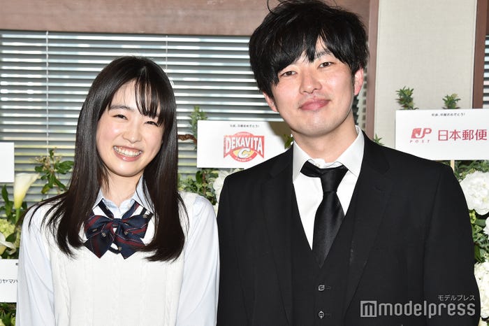 高橋ひかる、とーやま校長 (C)モデルプレス