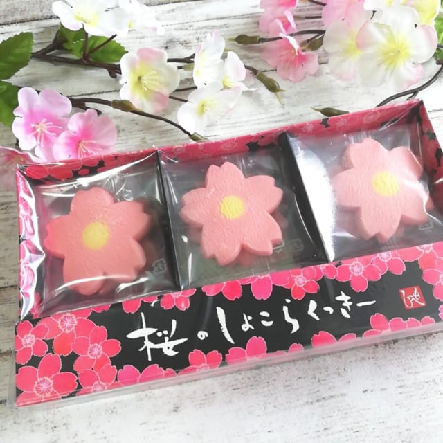 カルディの新作桜スイーツの桜のしょこらクッキーのパッケージ