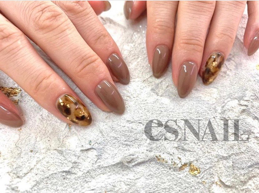 柔らかい色味が上品なアニマル柄（画像提供：esNAIL）