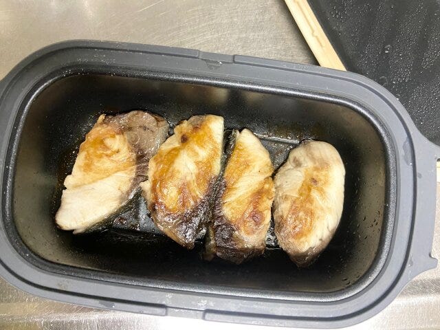 3COINS　電子レンジ調理器　焼き目の付いた魚