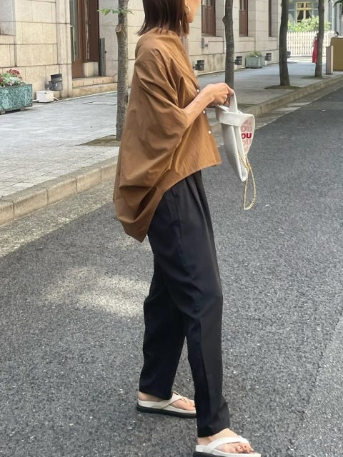 レディース 夏 ブラウン コーディネート レディース コーディネート コーデ 着こなし おすすめ オススメ トレンド コツ おしゃれ お洒落 オシャレ 2022 夏 ブラウン パンツ シャツ ブラウス 黒パンツ サンダル