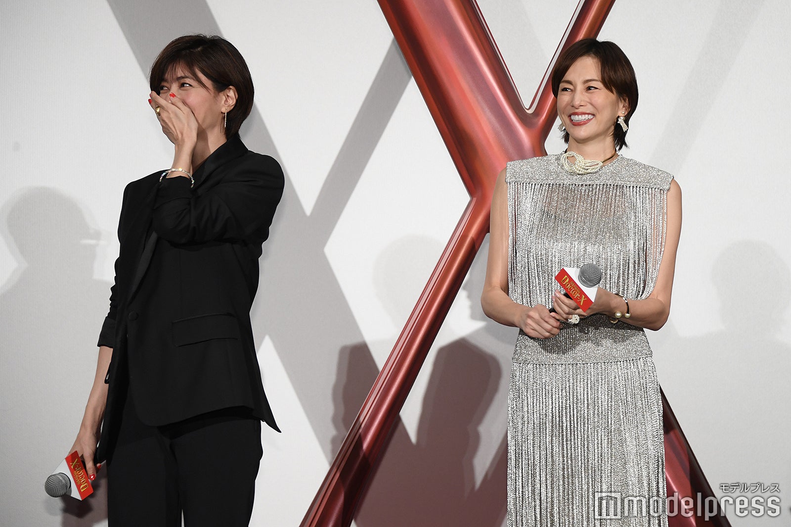 楽しげな内田有紀と米倉涼子（C）モデルプレス