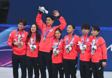 銀メダルのフィギュア団体 IOCが秘蔵映像公開 佐藤駿の演技で喜び爆発日下コーチ、号泣の坂本花織 世界のファンが今も感動「特別に心に響く」「チームワークは金メダル」