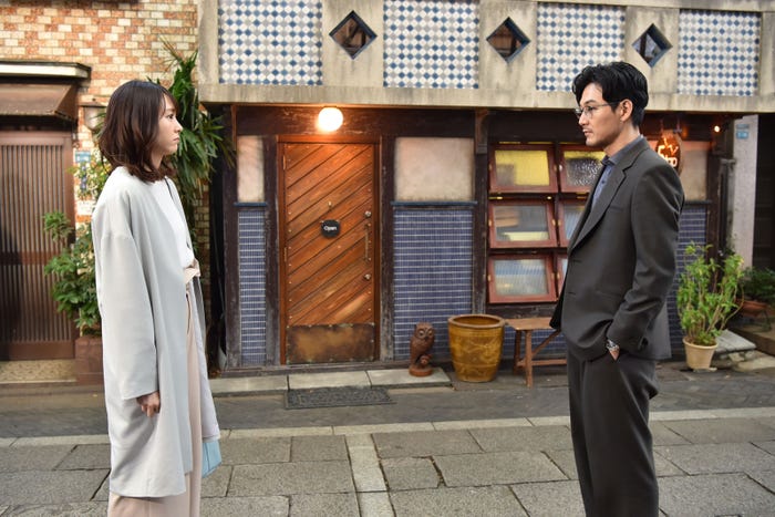 新垣結衣・松田龍平/「獣になれない私たち」第4話より(C)日本テレビ