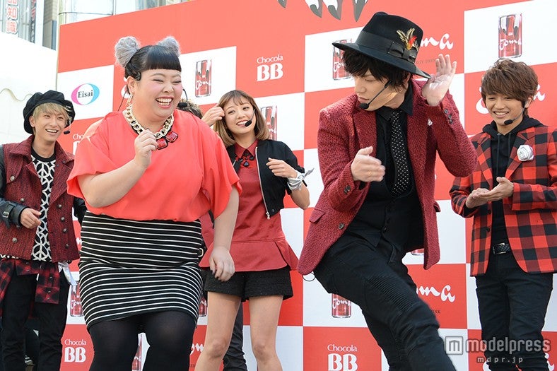 渡辺直美（中央左）と謎のダンスを繰り広げる末吉秀太（右）