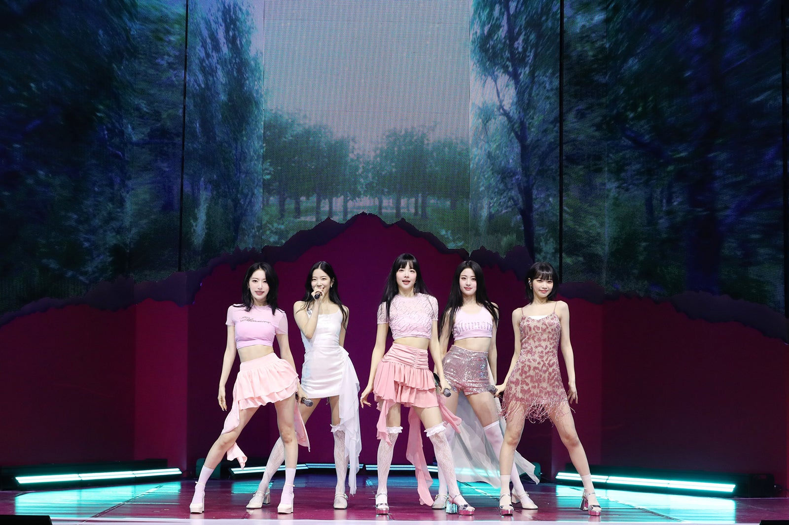 LE SSERAFIM（左から）サクラ、カズハ、ウンチェ、ユンジン、チェウォン（P）＆（C）SOURCE MUSIC