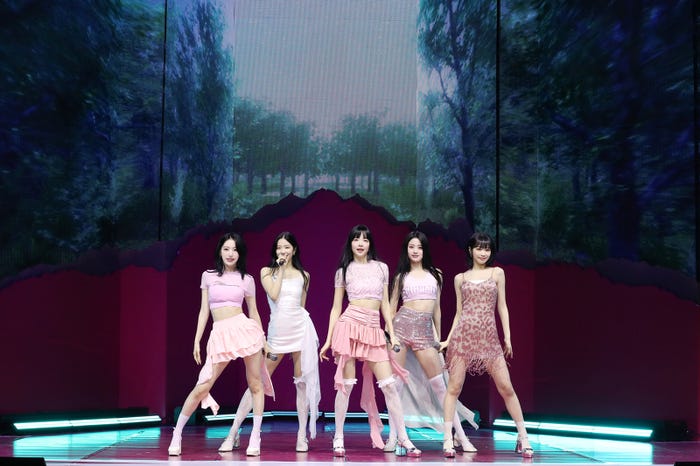 LE SSERAFIM(左から)サクラ、カズハ、ウンチェ、ユンジン、チェウォン(P)&(C)SOURCE MUSIC