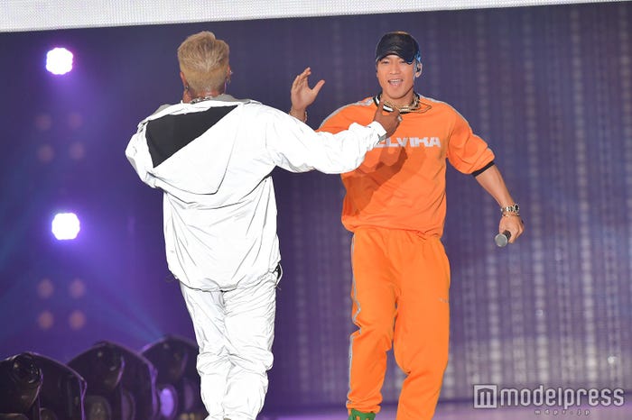 ハイタッチするCRAZYBOYとSWAY (C)モデルプレス