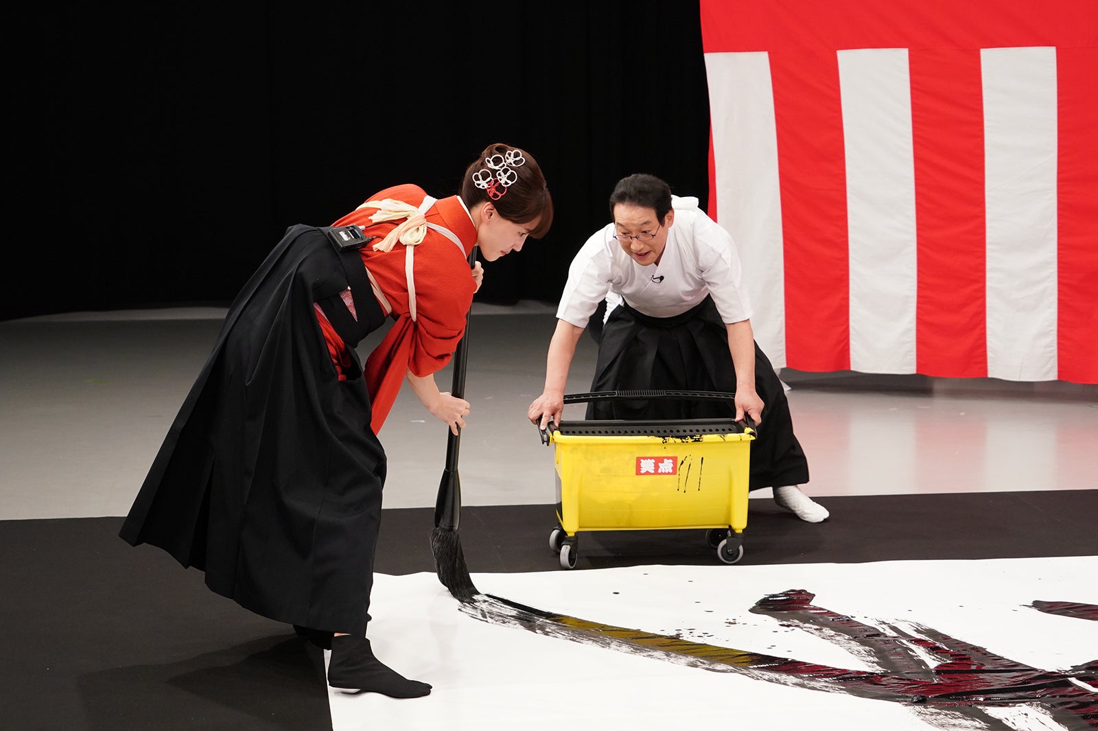 綾瀬はるか、春風亭昇太／「お正月だよ！笑点大喜利まつり」（C）日本テレビ