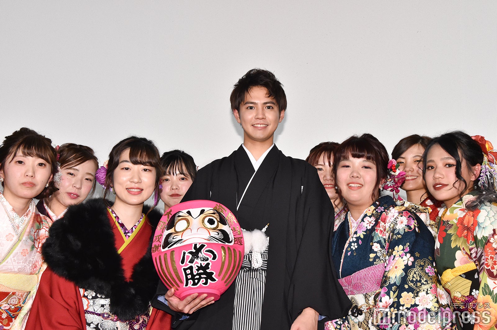 観客と写る片寄涼太 （C）モデルプレス