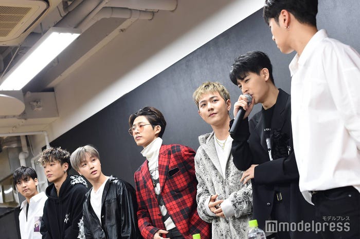 (左から)CHAN、BOBBY、JAY、B.I、DK、SONG、JU-NE (C)モデルプレス