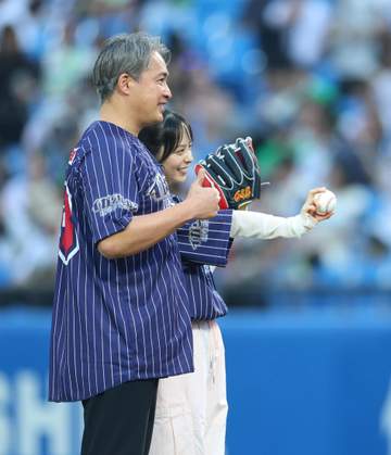 ヤクルト 山本萩子と五十嵐亮太氏がセレモニアルピッチに登場 山本がこん身のノーバン投球披露