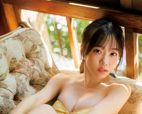 #ババババンビ岸みゆ、水着姿で“ペットのような彼女”に「BOMB」初登場<独占カットあり>