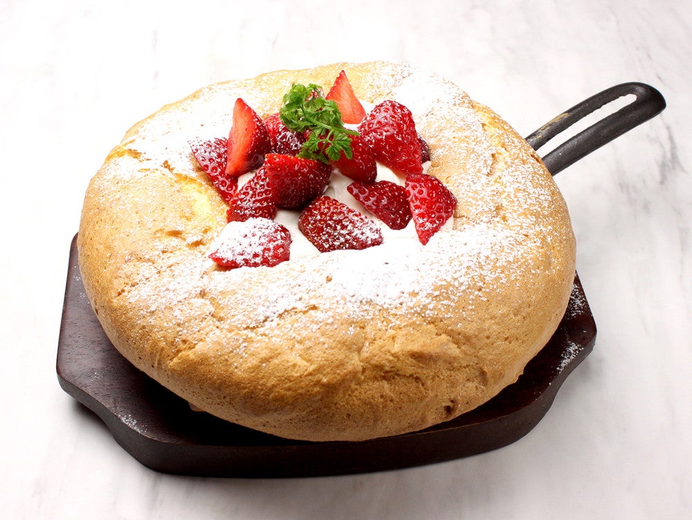 たっぷりイチゴの カステラパンケーキ¥1,280／画像提供：LIFEstyle
