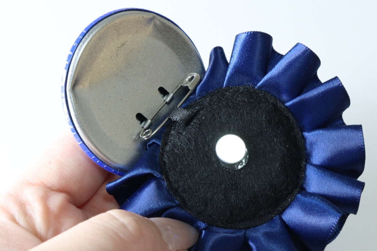 セリア 缶バッジ用ロゼット マグネット 落下防止リボン 使用例 セリア 缶バッジ用ロゼット マグネット 落下防止リボン 使用例