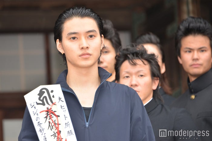 山崎賢人ヘア変遷 短髪 長髪 リーゼント 長さ 多彩アレンジで雰囲気ガラリ モデルプレス 山崎賢人ヘア変遷 短髪 長髪 リーゼント 長さ 多彩アレンジで雰囲気ガラリ モデルプレス