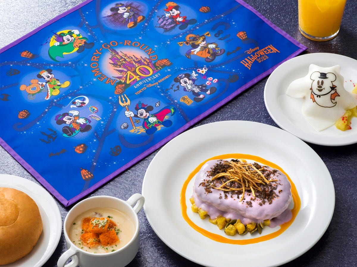 紫イモのハンバーグなどが美味の「ホライズンベイ・レストラン」のスペシャルセット（2680円）。プラス800円でスーベニアランチョンマットをつけられます