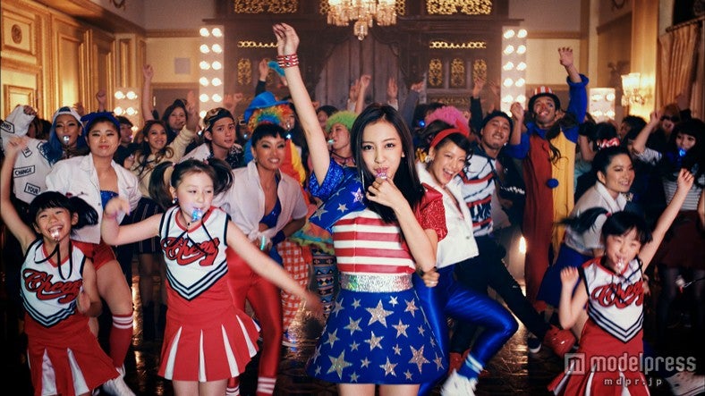 板野友美／「COME PARTY！」より（C）キングレコード