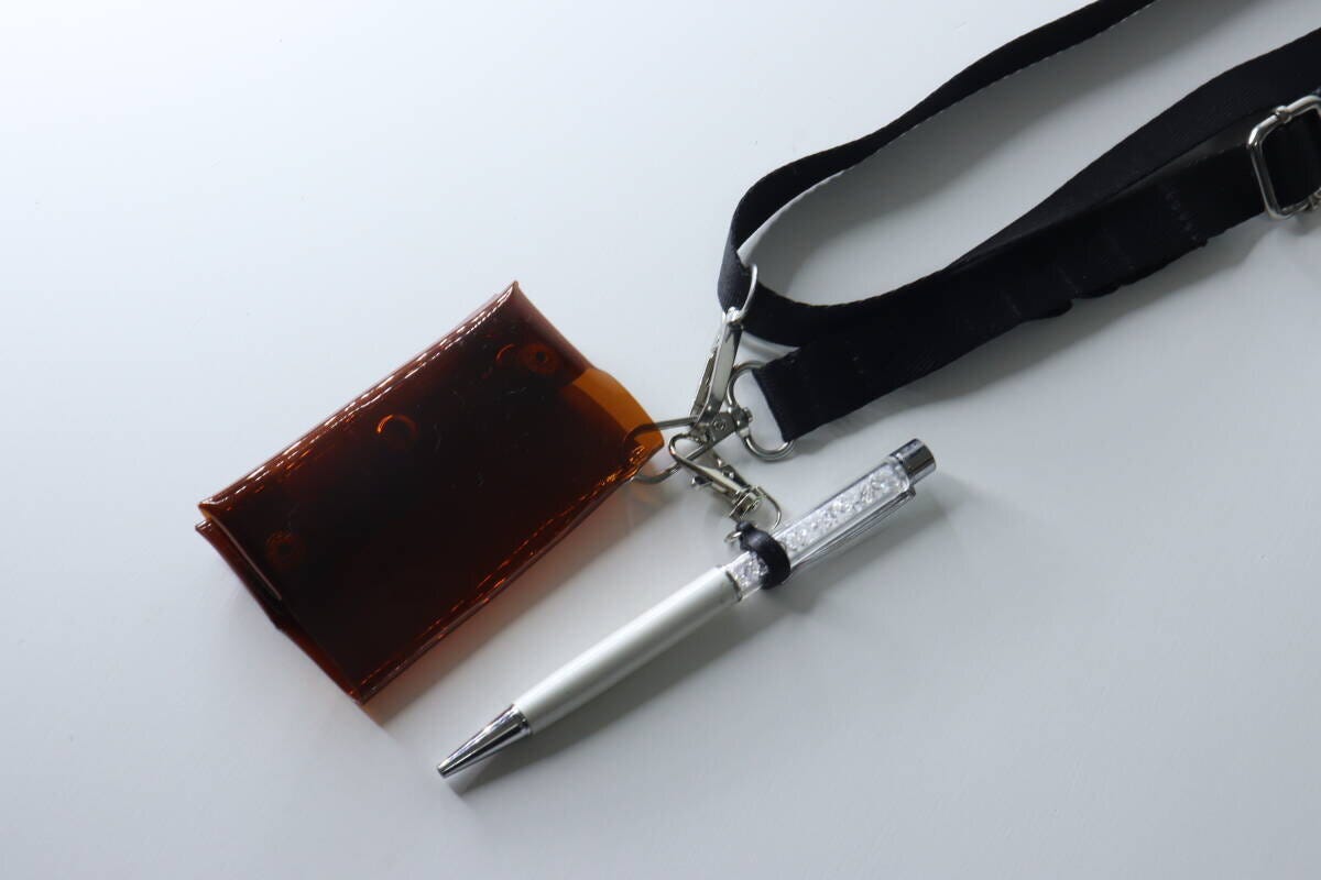 ネームホルダーにシリコンペンホルダー付きのペンを装着