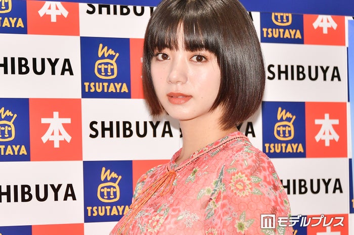 池田エライザ 小鳥乗せ弾き語り 美声に反響 歌上手い 童話のヒロインみたい モデルプレス