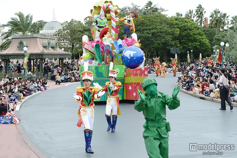 「ディズニー・クリスマス・ストーリーズ」グリーンアーミーメンも歩いて参加