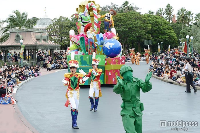 「ディズニー・クリスマス・ストーリーズ」グリーンアーミーメンも歩いて参加